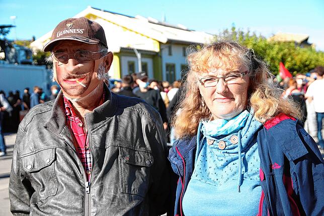 Roland Eckert und Diana Wernhöfer wollten einfach nur spazieren gehen. Über die Querdenker-Demo sind die beiden Konstanzer wenig begeistert.
