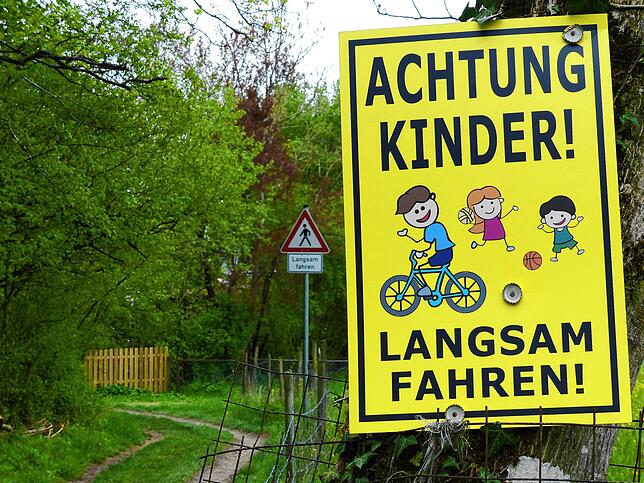 Mit eigenen Schildern und städtisch veranlassten warnen die Anwohner die Mountainbiker vor überraschenden Begegnungen. Weil manche ...