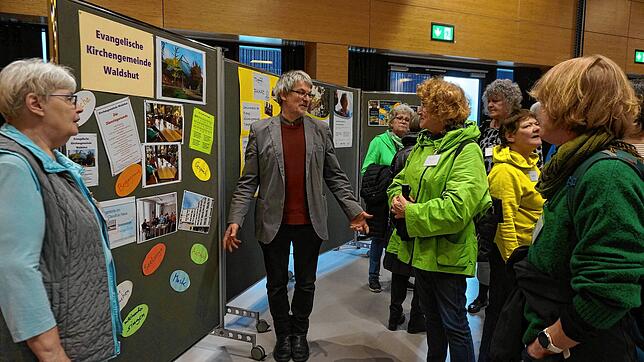 Akteure stellen sich vor: Hier informieren Ulrike Grether (von links) und Wieland Bopp-Hartwig über die Angebote der Evangelischen ...
