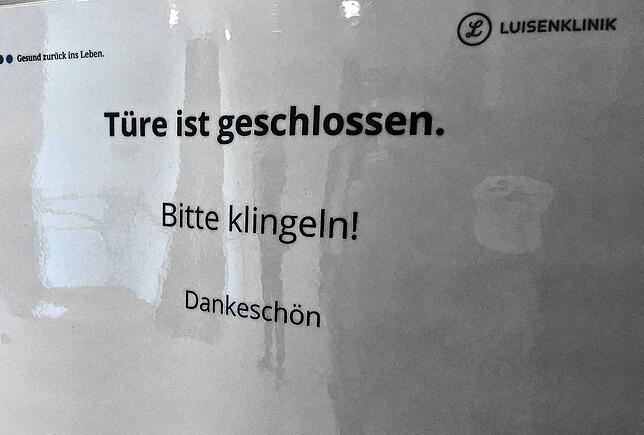 Die beschützende Station ist geschlossen, der Balkon komplett mit Fallschutzgitter ausgestattet. Doch auf diesem kommen die jungen ...