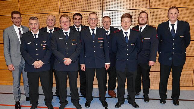 Die Geehrten und Beförderten: OB Erik Pauly (von links), Löschmeister Paulo Gomes, Abteilungskommandant Martin Kiefer, Oberfeuerwehrmann ...