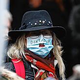 Querdenken auch in Österreich: Eine Demonstration in Graz trägt während einer Demonstration eine Maske mit einem Loch.