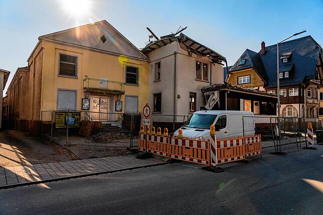 Das eigentliche Kinogebäude steht noch. Vom Nachtklub rechts daneben ist schon fast nichts mehr übrig.