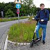 Daniel Förster (20) aus Radolfzell sagt kurz vor der Abfahrt an der Universität: &bdquo;Ich miete mir heute aus Neugierde zum ersten Mal ...