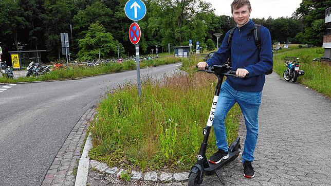 Daniel Förster (20) aus Radolfzell sagt kurz vor der Abfahrt an der Universität: &bdquo;Ich miete mir heute aus Neugierde zum ersten Mal ...