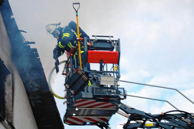 Die Feuerwehr Bräunlingen bekämpft am Mittwochmorgen einen Gebäudebrand in einem Wohngebäude Ecke Dießenhoferstraße/ Gießnaustraße. Der ...