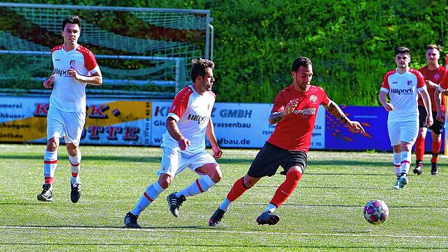Spieler des Tages: Francesco Melina (Mitte, im Spiel beim FC RW Weilheim) traf doppelt für den FC Hochrhein, verschoss aber beim 3:3 ...