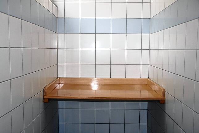 Großzügiger Wickeltisch in der öffentlichen Toilette am Viehmarktplatz in Waldshut.