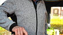 Nichts anbrennen lässt Jürgen Obergfell. Die von ihm zubereiteten Grillwürste werden gerne angenommen. Bilder: Werner Müller