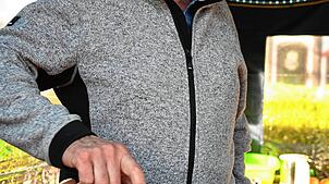 Nichts anbrennen lässt Jürgen Obergfell. Die von ihm zubereiteten Grillwürste werden gerne angenommen. Bilder: Werner Müller