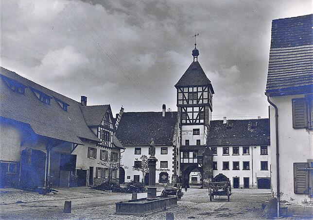 Die Brunnen der Stadt, hier der Remigiusbrunnen in einer Aufnahme zu Beginn des 19. Jahrhunderts, gehören zu Geschichte und Stadtbild ...