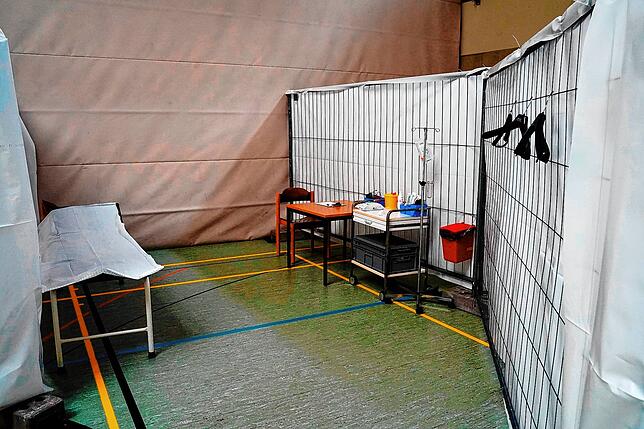 Blick in die Fieberambulanz in der Sporthalle am Chilbiplatz in Waldshut.