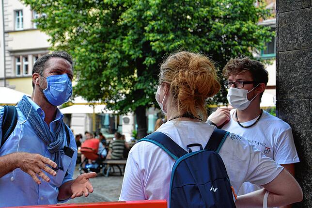 Das Konstanzer Corona-Präventionsteam in Aktion: Gute Worte helfen leider nicht immer weiter.