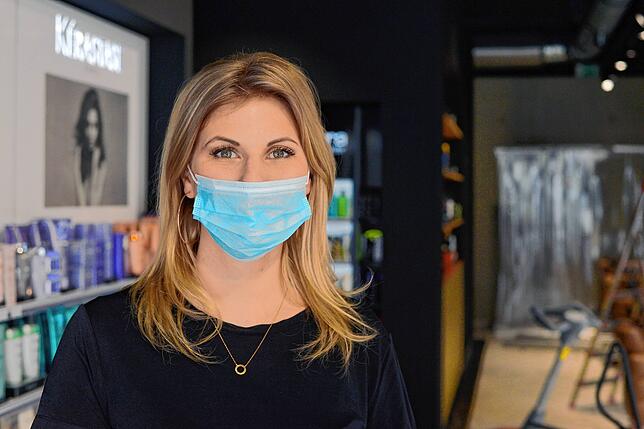 Olivia Bucher, die gemeinsam mit Simon Mitrenga den Salon „Olivia Mitrenga – Friseure im Bellevue“ führt, schildert: ...