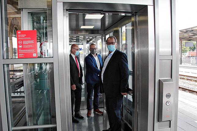 Zwei neue Aufzüge ermöglichen künftig den barrierefreien Zugang zu den Gleisen. Berthold Fries, Ministerialdirektor im Ministerium für ...