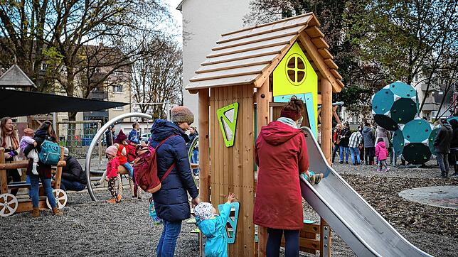 Reger Andrang herrschte jetzt bei der offiziellen Eröffnung des sanierten Spielplatzes in der Praxedisstraße.
