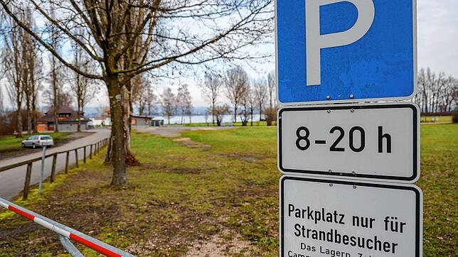 Die Parkfläche am Strandbad in Iznang (im Hintergrund) könnte künftig bewirtschaftet werden, ohne das der Gemeinde Kosten entstehen. Die ...