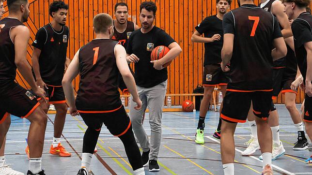 Trainer Marti Zamora (mit dem Ball) mit dem frischen, jungen Team der Black Forest Panthers. Gleich sechs Spieler aus dem Team gehen in ...