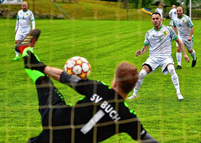 Remis: In der vergangenen Saison sprang Simon Eckert als Torwart beim SV Buch ein. Der Routinier glänzte dabei unter anderem mit diesem ...