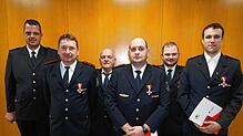 Tobias Förster, stellvertretender Kreisbrandmeister, ehrt Oliver Amthor, Axel Kaister, Tobias Burczyk, Jonas Blackwell und Florian ...