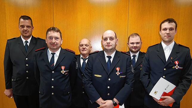 Tobias Förster, stellvertretender Kreisbrandmeister, ehrt Oliver Amthor, Axel Kaister, Tobias Burczyk, Jonas Blackwell und Florian ...