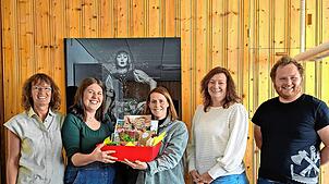Die Kolleginnen und Kollegen verabschieden Franziska Spath (zweite von links) mit einem Geschenkkorb aus dem Rathaus Gütenbach. Fotos: ...