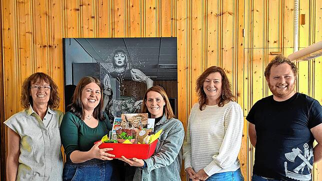 Die Kolleginnen und Kollegen verabschieden Franziska Spath (zweite von links) mit einem Geschenkkorb aus dem Rathaus Gütenbach. Fotos: ...