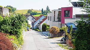 Die Gebäude rechts Am Silberberg 4 und 4a sollen aufgestockt werden. Die Nachbarschaft befürchtet Probleme wegen des Baukrans in der ...