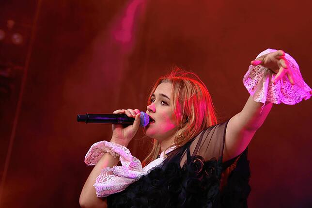 Viele Besucher bei Nelly Furtado und Joya Marleen beim Festival Stars in Town auf dem Herrenacker inmitten der Schaffhauser Altstadt.