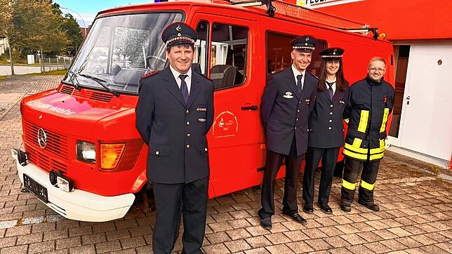 Christian Langenbacher, Torsten Banholzer, Monja Hogg, Andreas Scheuble (von links) von der Münchinger Wehr führen den Mannschaftswagen ...