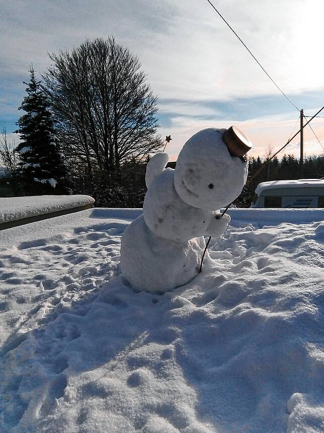 &bdquo;Der schiefe Turm von Pisa&ldquo; ist es nicht, aber der Schneemann in Brenden mit über zwei Metern Höhe neigt sich noch viel mehr ...