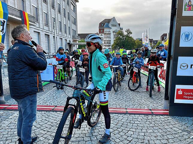Skyder-Chef Stephan Salscheider (links) begrüßt die jüngste Mountainbike-Weltmeisterin Mona Mitterwallner (19) auf dem Singener ...