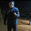 Angriff mit weißer Maske: Ein Teilnehmer der Demonstration am Gondelhafen versuchte am Montagabend, einer Mitarbeiterin des SÜDKURIER ...
