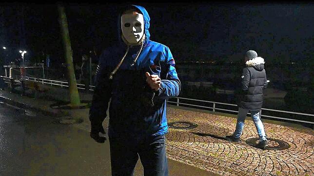 Angriff mit weißer Maske: Ein Teilnehmer der Demonstration am Gondelhafen versuchte am Montagabend, einer Mitarbeiterin des SÜDKURIER ...