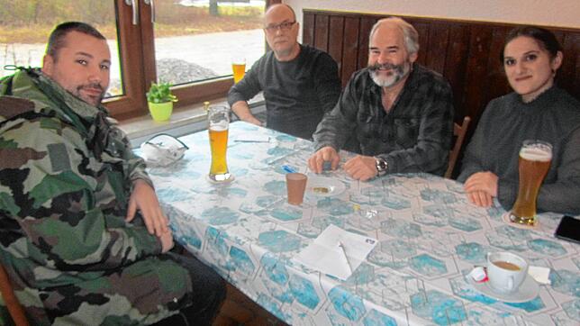 Um Heferinge würfeln (von links) Raphael Thevenard, Dietmar Schulze, Edmund Sterk und Salome Kupreishvili. Bild: Franz Dreyer