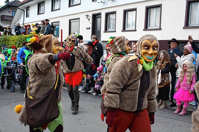Bild 7: Herrischrieder Dorffasnacht: Hooriwälder und Dorfbuebe zeigen beeindruckende Masken
