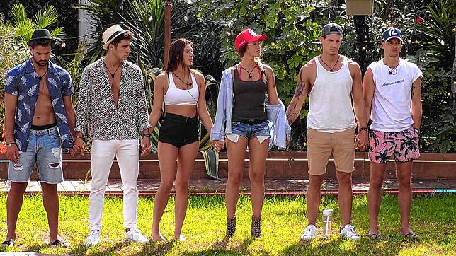 Sechs Teilnehmer von &bdquo;Love Island&ldquo; warten gespannt auf die Verkündung des Ergebnisses: Am Ende müssen Denise (Dritte von ...