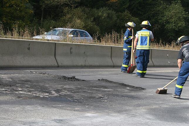Bild 4: Bilder vom Abtransport des Felsbrockens auf der A81 nach dem Unfall nahe Trossingen