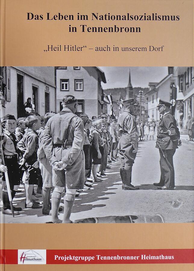 Das Buch ist ab Samstag, 16. November, zum Preis von 19,90 Euro erhältlich. Es kann in der Ortsverwaltung Tennenbronn, bei Edeka Haas in ...