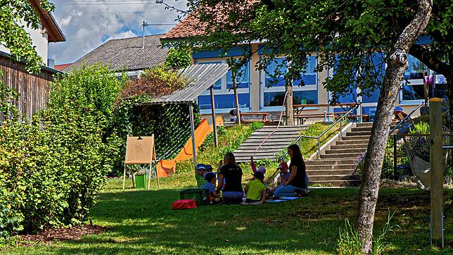 Die gemütliche Sommerrunde im Kinderhaus &bdquo;Wunderfitz&ldquo; in Thalheim kann nicht über den Platzmangel in Leibertingens ...