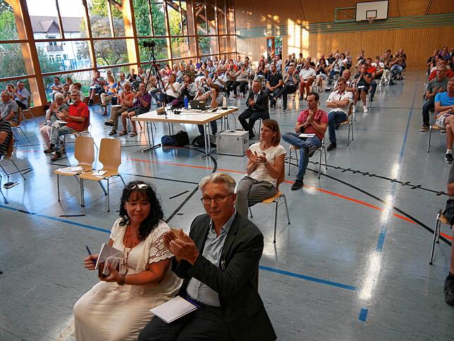 Vollbesetzte Schloßbühlhalle: Unter den coronabedingt reduzierten Plätzen fand sich auch Bürgermeister Manfred Jüppner samt Ehefrau ...