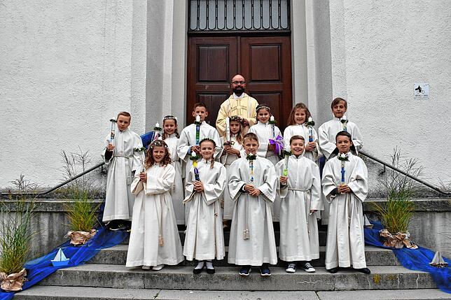 Pfarrer Dominik Rimmele hat mit einem Kind aus Heudorf, drei Kindern aus Rorgenwies, zwei aus Homberg und sechs Kindern aus Eigeltingen ...