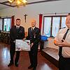 Stabsübergabe bei der Jugendfeuerwehr. Michael Tribelhorn (zweiter von rechts) erhielt nach elf Jahre Einsatz in der Nachwuchsführung ...