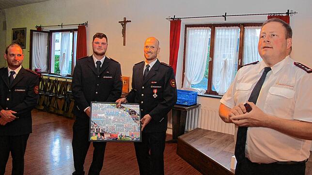 Stabsübergabe bei der Jugendfeuerwehr. Michael Tribelhorn (zweiter von rechts) erhielt nach elf Jahre Einsatz in der Nachwuchsführung ...