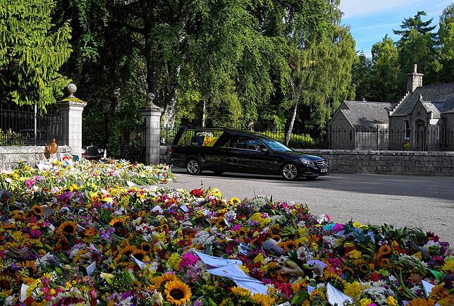 Der Leichenwagen verlässt Schloss Balmoral und beginnt seine Fahrt nach Edinburgh. Wie Medien berichteten, hatten sechs Träger den mit ...