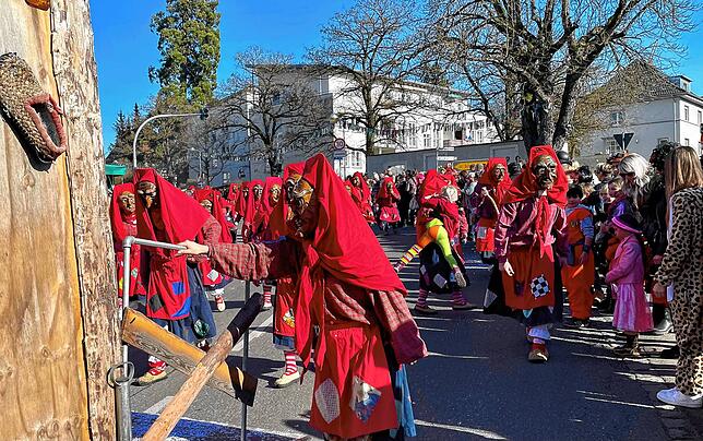Eindrucksvoll ist die Menge der Gottmadinger Heilsberghexen – wie hier vergangenes Jahr beim Fasnet-Mäntig-Umzug in Gottmadingen.