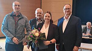 Oberbürgermeister Jürgen Roth (rechts) dankt den stellvertretenden Ortsvorstehern Roland Schuler und Christoph Stern (von links). Für ...