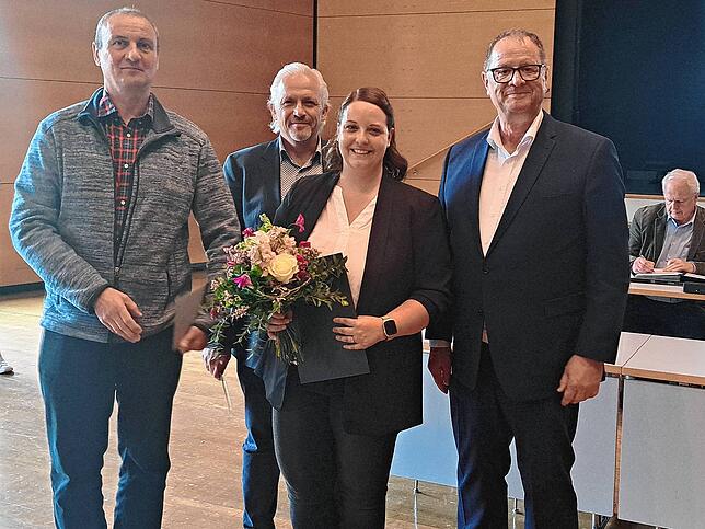 Oberbürgermeister Jürgen Roth (rechts) dankt den stellvertretenden Ortsvorstehern Roland Schuler und Christoph Stern (von links). Für ...