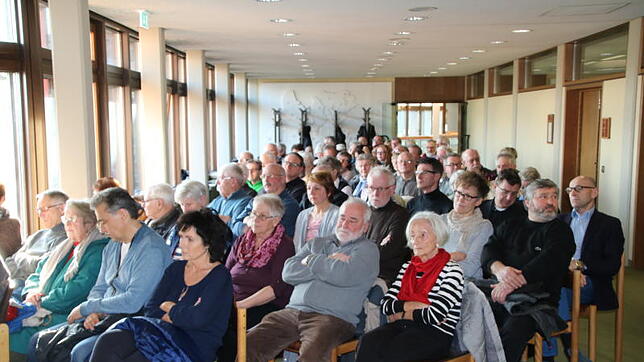 So voll war es noch nie bei einer Kreistagssitzung in Waldshut: Die Zuhörer mussten sogar auf dem Flur vor dem großen Sitzungsaal die ...