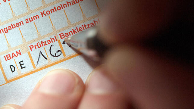 Achtung: Auch die herkömmliche Art der Überweisung ist nicht ungefährlich. Wenn Täter an ihre Kontodaten und Unterschrift kommen, ...
